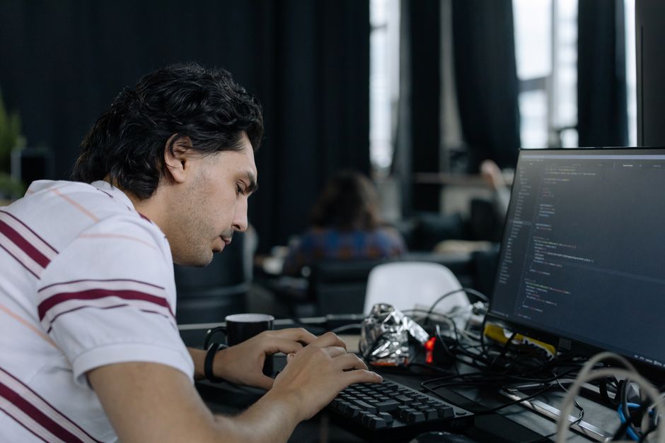 Lernende im Austausch bei Programmierkursen